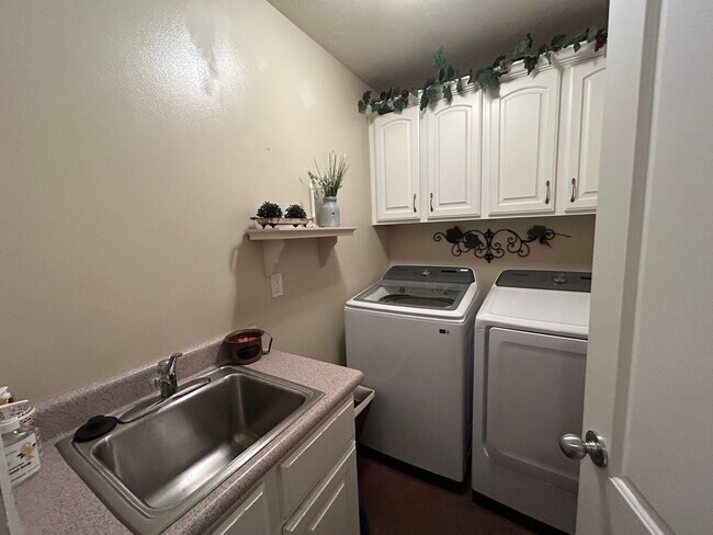 Building Photo - 3 Bedroom 2.5 Bathroom Upstairs Unit in Spanish Fork!
