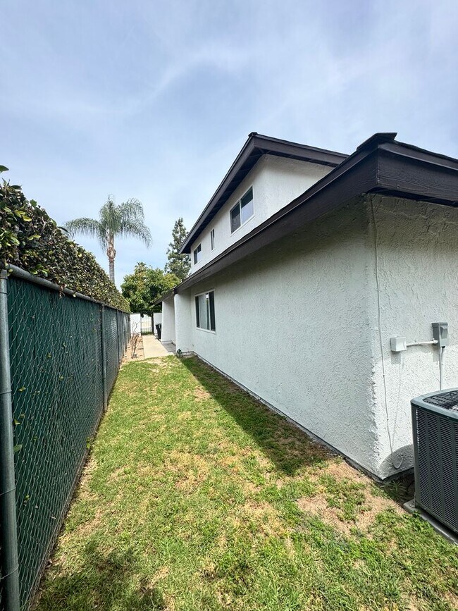 Building Photo - 2210-2212 E Avalon Ave