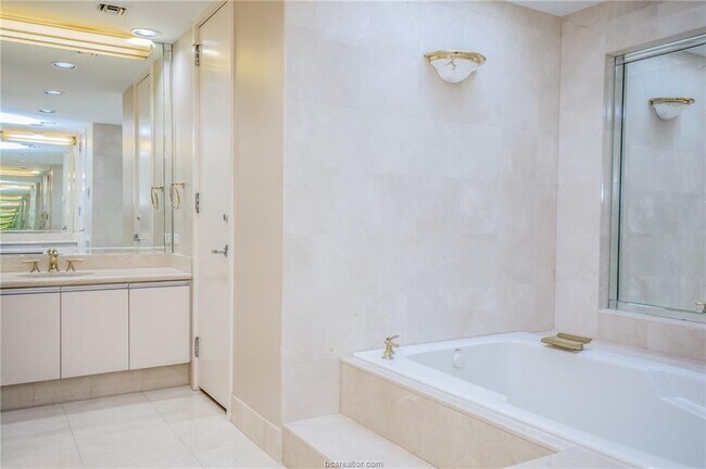 Building Photo - 45 Briar Hollow Ln