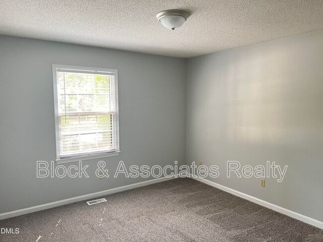 Building Photo - 200 Lake Pine Dr