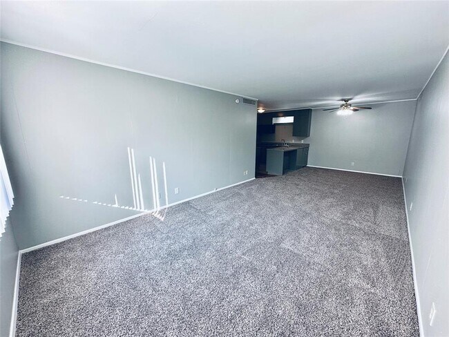 Building Photo - 601 W 11th St