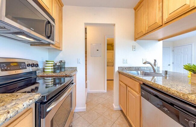 Building Photo - Utilities Paid! Modern Loft-Style Condo wi...
