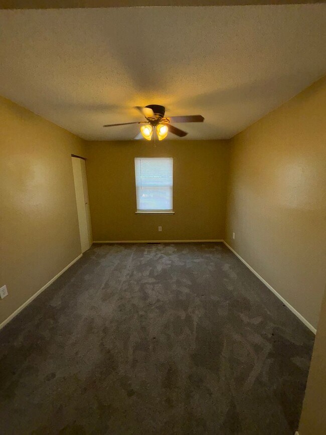 Building Photo - AVAILABLE NOW! 3 Bedroom 2.5 Bath in Lee's...