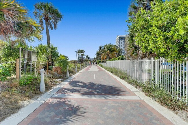 Building Photo - 2555 Collins Ave