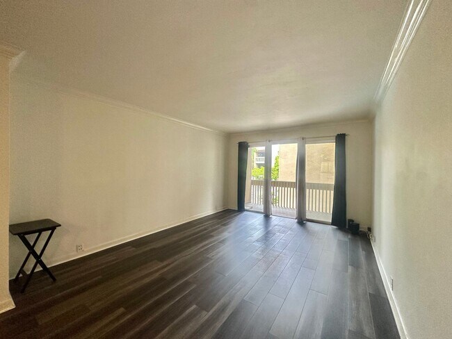 Building Photo - Newly Renovated Pacific Beach Condo Pool S...