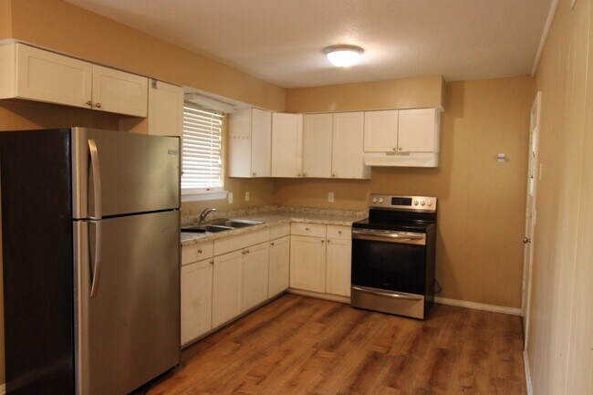 Building Photo - 4851 Malabar Dr