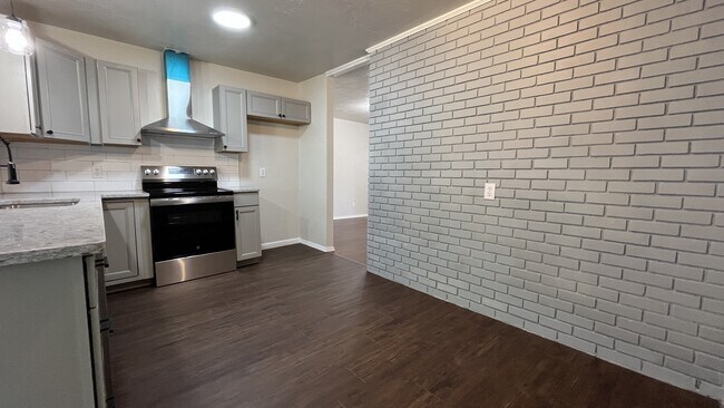 Building Photo - 2153 Huntleigh Dr