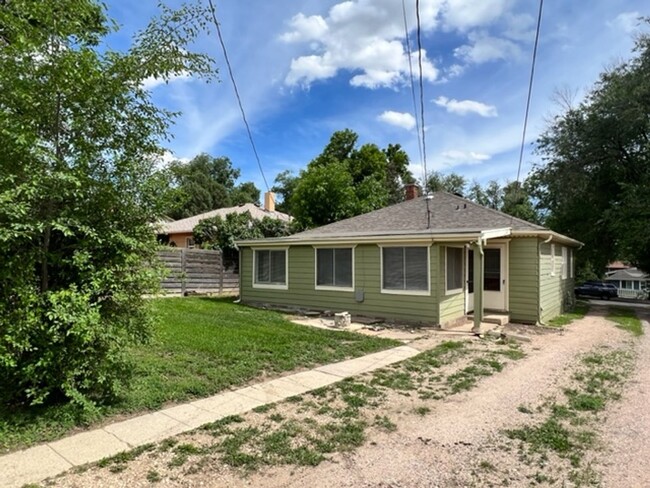 Building Photo - ADORABLE TWO BED IN HILLSIDE NEIGHBORHOOD!