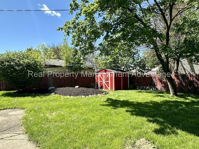 Building Photo - Mid-Century 3 Bed/2 Bath Ranch Near Downto...