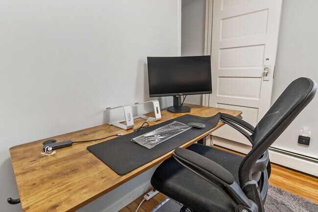 Building Photo - 3 BED · 1.5 BATH · MODERN INDUSTRIAL · AVA...