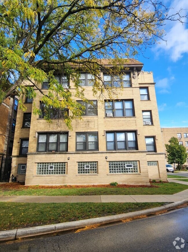 Building Photo - East Rogers Park Three Bedroom/Two Bath *I...