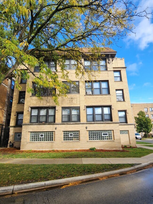 Building Photo - East Rogers Park One Bedroom *Income Guidelines Apply*