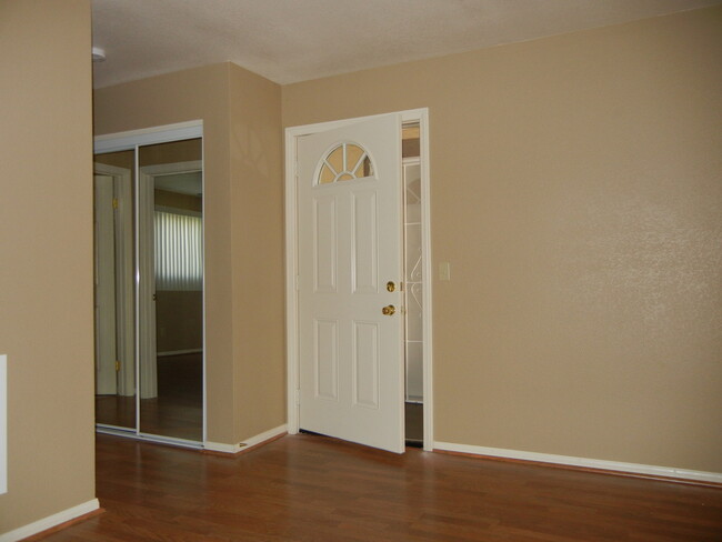 Building Photo - Beautiful remodeled 1 bedroom 1 bath apart...