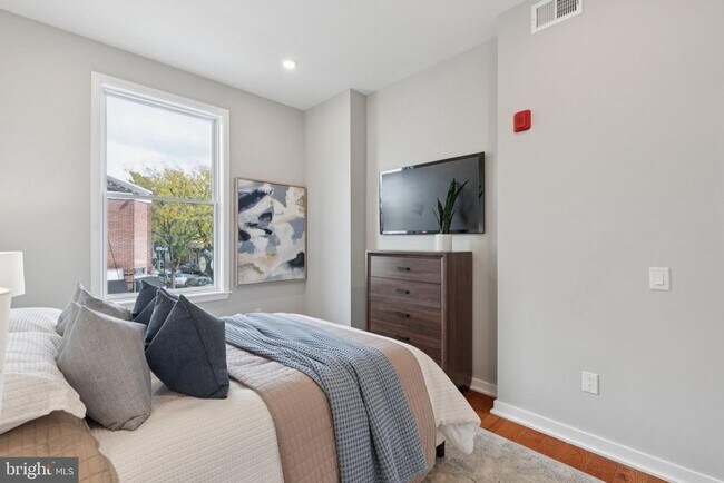 Building Photo - 100 Forrest Ave