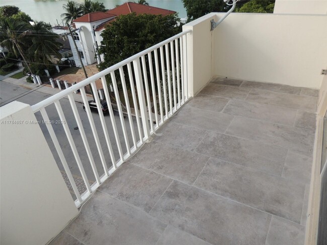 Building Photo - 1455 N Treasure Dr