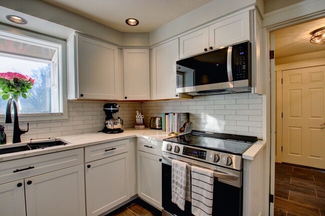 Building Photo - 3 Bedroom, 2.5 Home. Available NOW!!!!