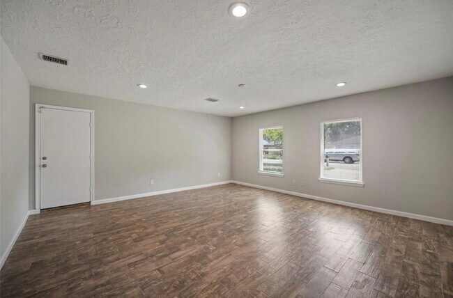 Building Photo - 2523 Village Oak Dr.
