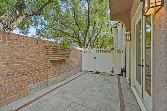 Building Photo - 3106 Sackett St