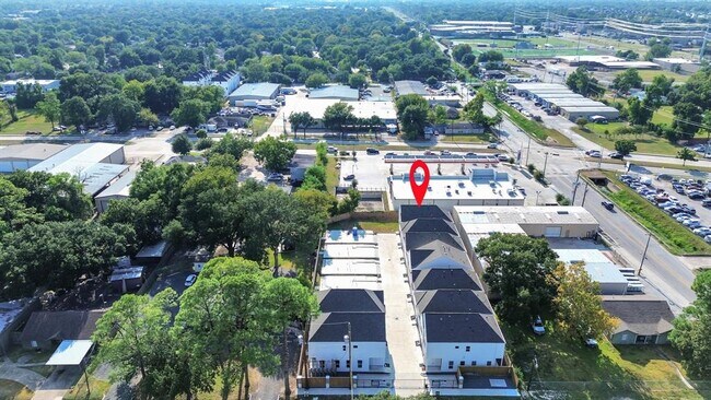 Building Photo - 2347 Hoskins Dr