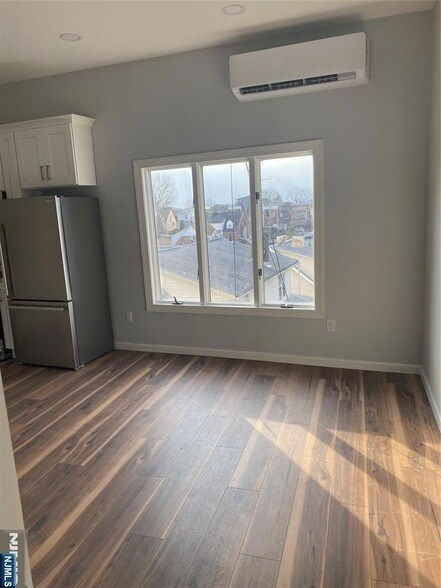 Building Photo - 733 Anderson Ave