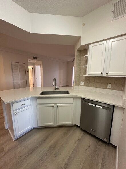 Building Photo - 9873 Baywinds Dr