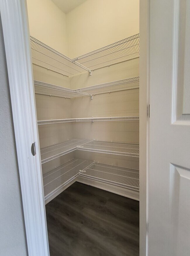 Building Photo - 5 BED 3 BATH SOLAR HOME FOR RENT!! Availab...