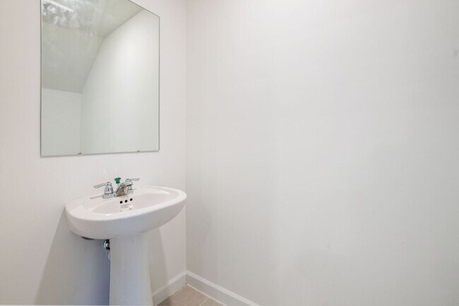 Building Photo - Modern 3-Bedroom Townhome with Private Backyard in Homestead