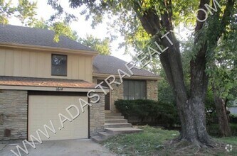 Building Photo - Beautiful Duplex in Olathe-Available in JU...