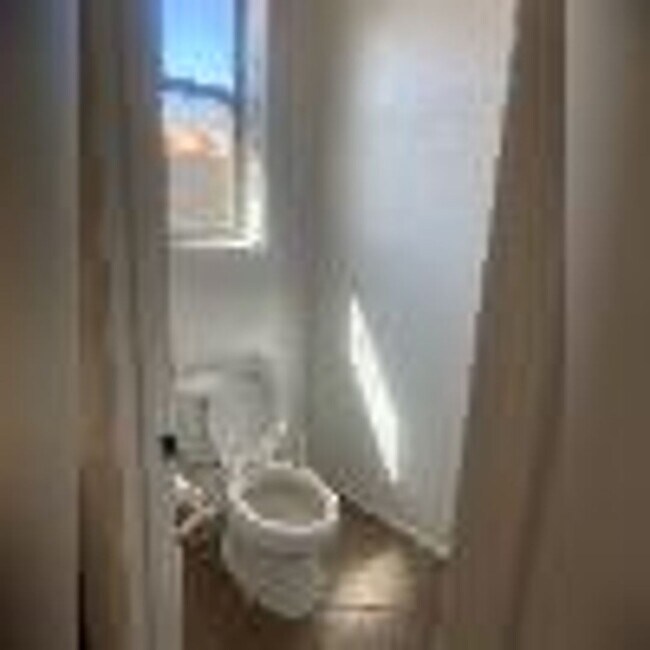 Building Photo - 4 Bedroom, 2 1/2 Bath Available Now!