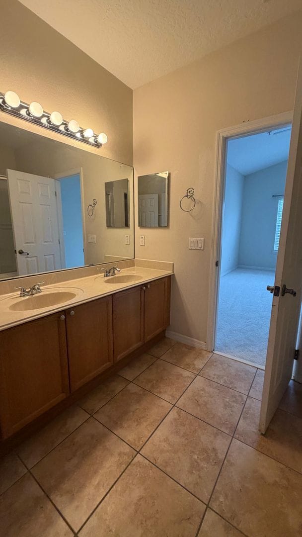 Building Photo - Beautiful 2 bed & 2.5 bath townhome