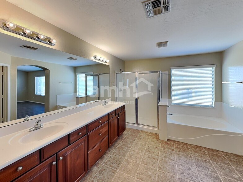 Building Photo - 15018 W Aster Dr