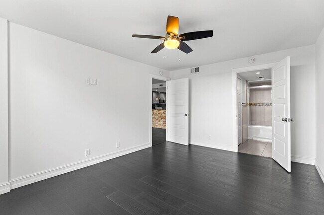 Building Photo - 9470 Poinciana Pl