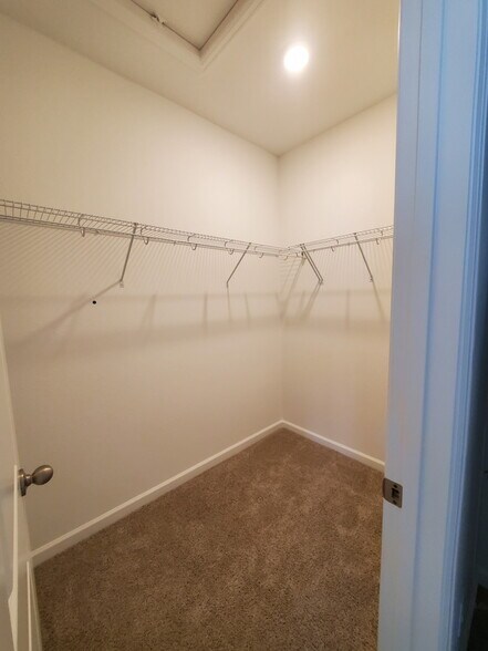 Building Photo - 2435 Vanhoutte Vw