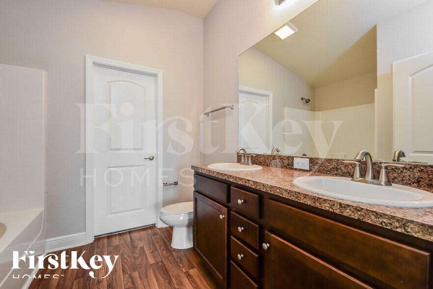 Building Photo - 2716 NW 3rd Ave