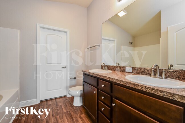 Building Photo - 2716 NW 3rd Ave