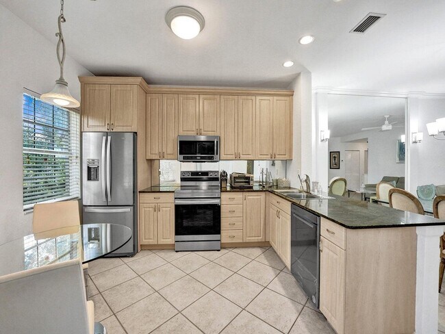 Building Photo - 6577 Via Regina