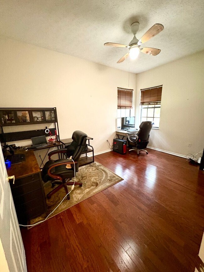 Building Photo - Beautiful 4bed/2bath Pool Home on Conservation Lot