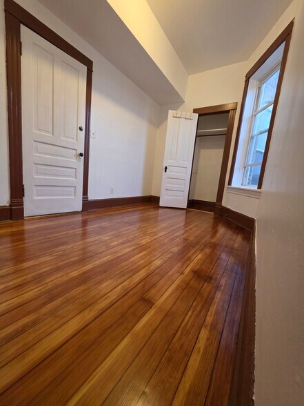 Building Photo - 1138 N Hamlin Ave