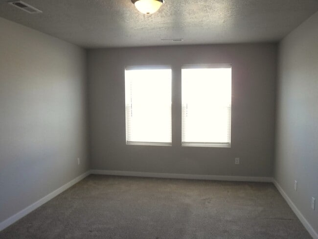 Building Photo - Bright and spacious 3 bed, 2 bath home jus...