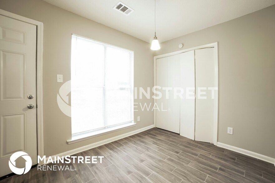 Building Photo - 3805 Ivanhoe Dr