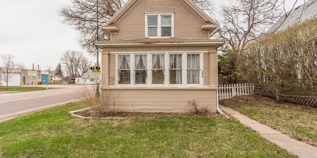 Primary Photo - 1420 W 10th St