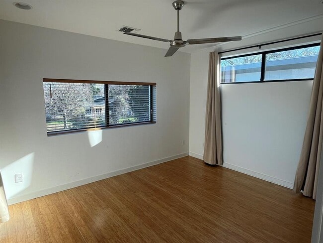 Building Photo - 1105 Altum St