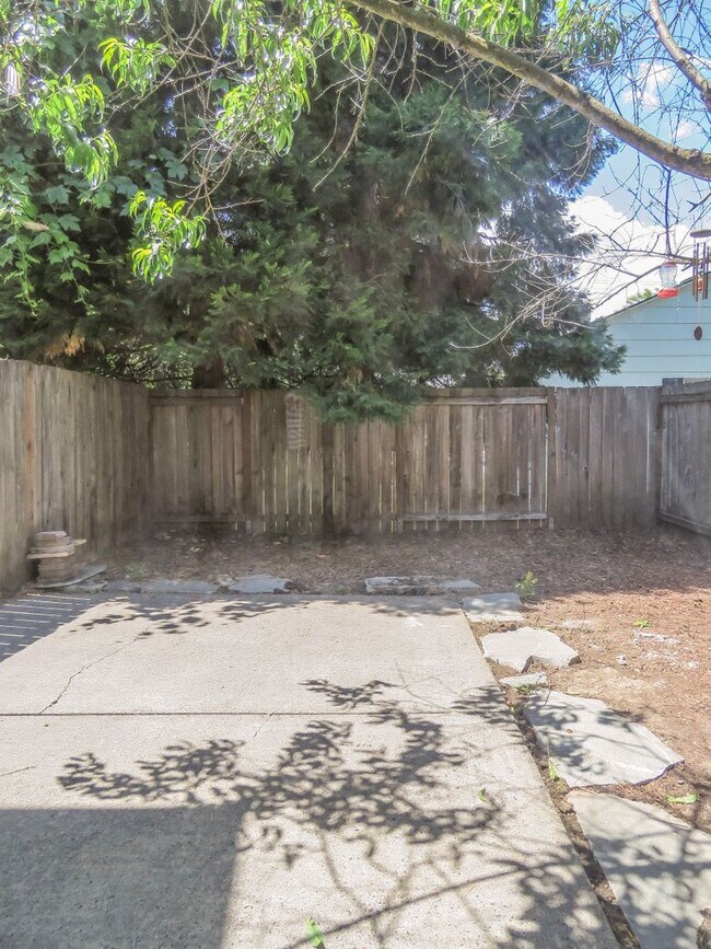 Building Photo - Updated Interior ! Spacious 2 Bedroom 2.5 Bath Town home close to Intel and Nike