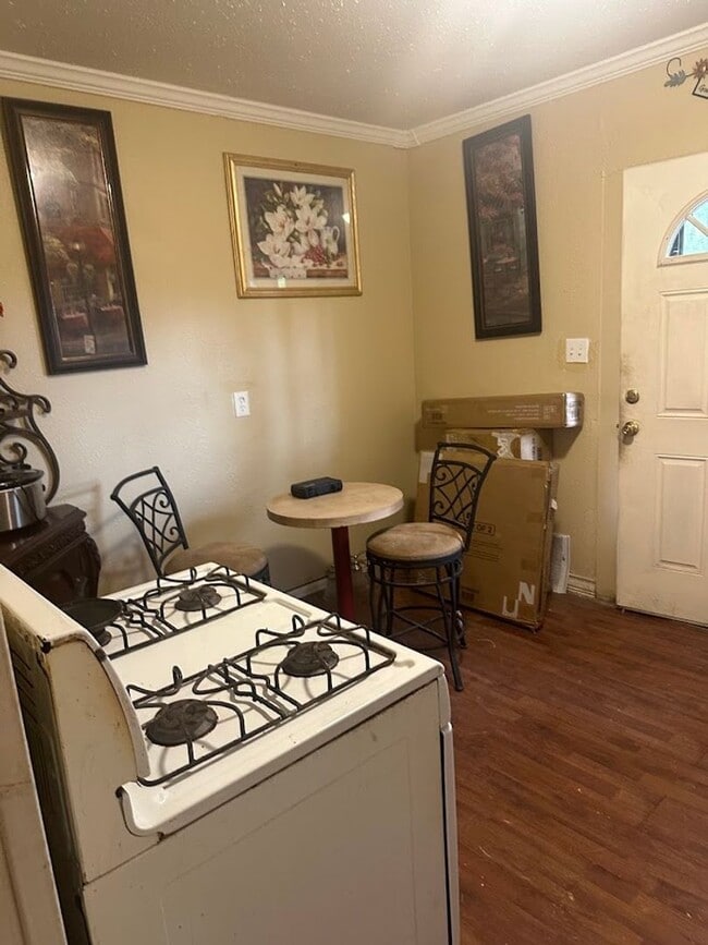 Building Photo - Refurbished - 3 bdrm 1 bath