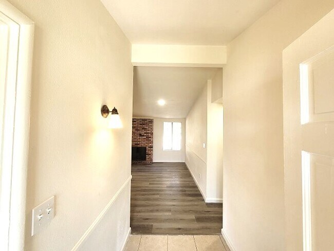 Building Photo - Renovated Single Story House - Close to Fr...