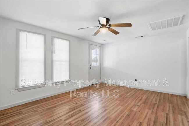 Building Photo - 1100 SE 9th St