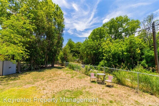 Building Photo - 1423 Broadmoor Dr