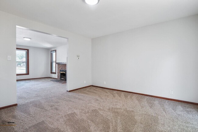Building Photo - Spacious 3 Bed, 2 Bath in Newark - Move-In...