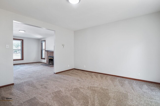 Building Photo - Spacious 3 Bed, 2 Bath in Newark - Move-In Ready