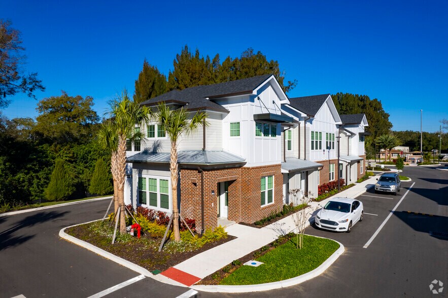 Townhome units - 8733 Rooks Park Cir Tampa, FL 33619 - Camden Brandon
